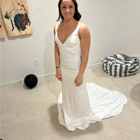 Elegant White Sleeveless Dress - Picture 3 of 7